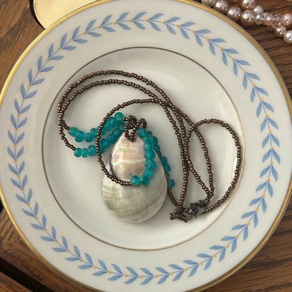 Vintage Seashell Pendant Necklace - Picture 6 of 7